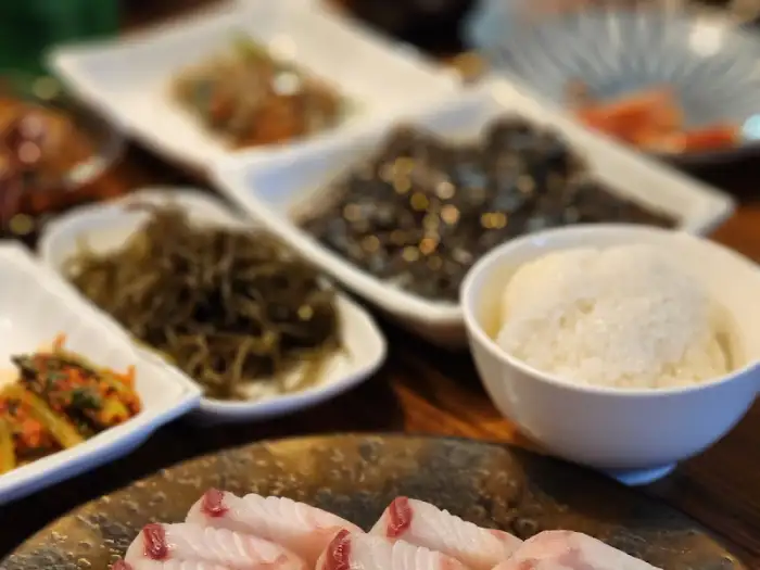 신선한 해산물과 여러 반찬들이 차려진 테이블