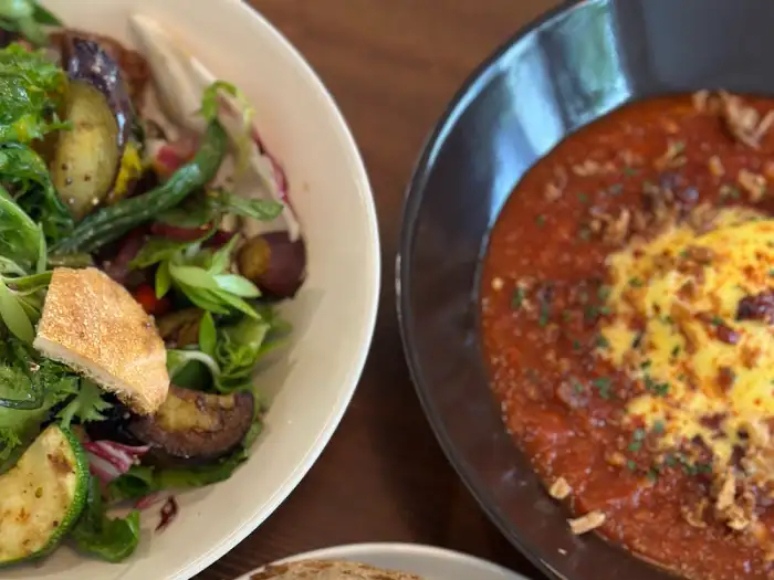 토마토 베이스의 따뜻한 요리와 샐러드