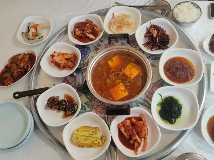 다양한 종류의 김치와 나물 반찬