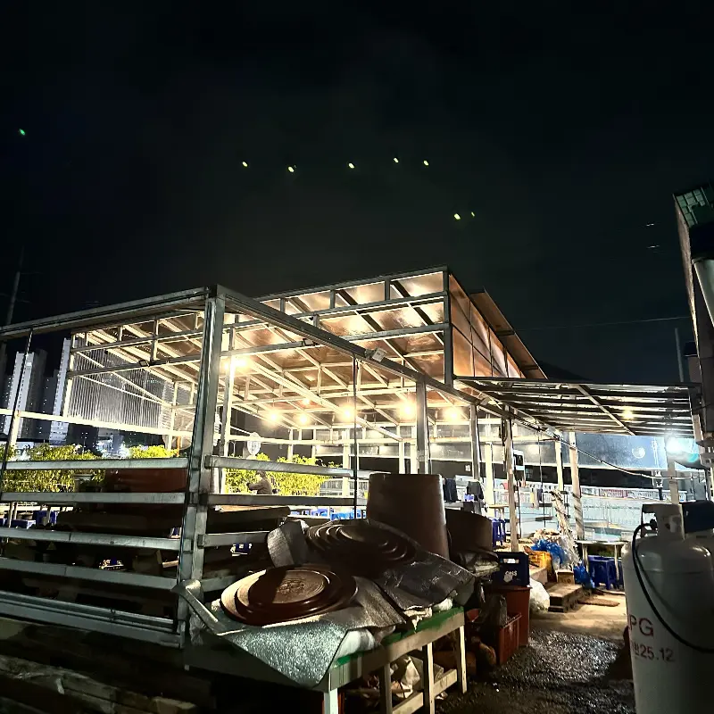 야외 테이블이 있는 세신구이 전경