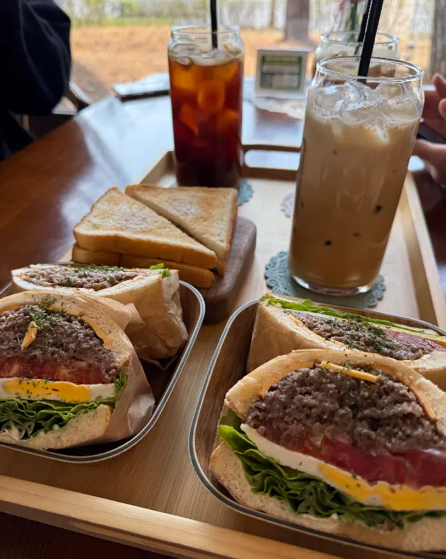 불고기 샌드위치와 음료