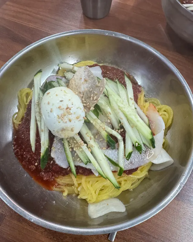 양념장의 색깔이 매력적인 물비빔면