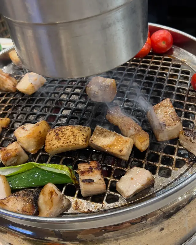 노릇노릇하게 익어가는 꼬들살과 마늘