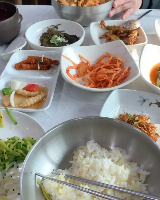 푸짐하게 차려진 비빔밥 한 상 차림