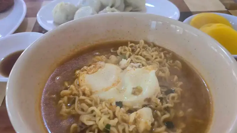 계란이 올려진 라면의 모습