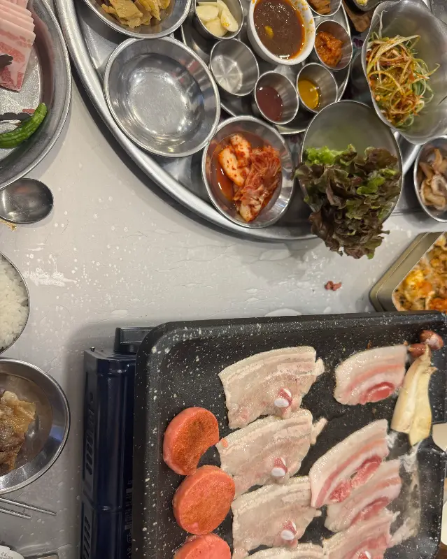 푸짐한 밑반찬과 삼겹살