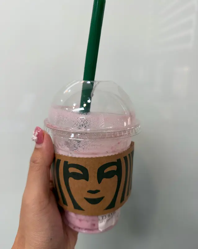 딸기 요거트 블렌디드 음료