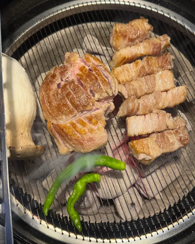 전문가의 손길로 구워지는 돼지고기