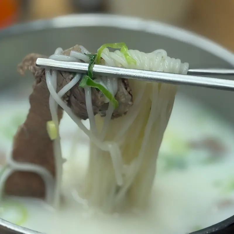 설렁탕에 담긴 소면과 고기의 조화