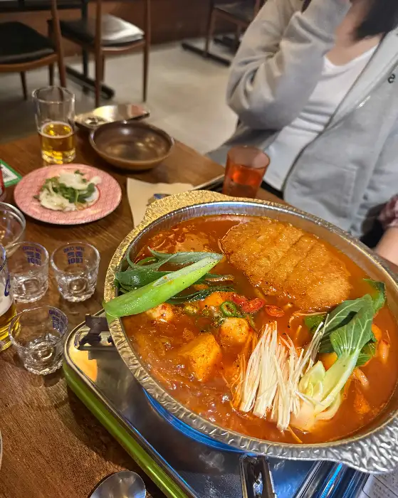 따뜻한 국물이 자작하게 담긴 전골 요리