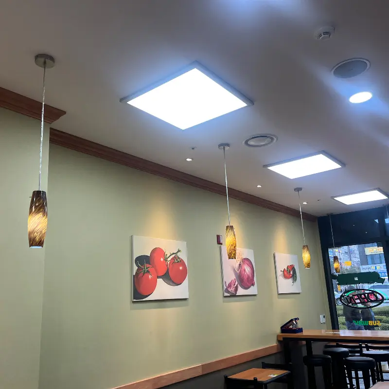 서브웨이 광교중앙점의 천장 조명과 벽면 인테리어