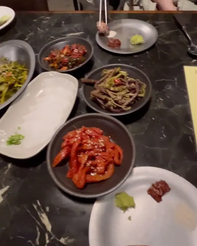 다양한 밑반찬과 흑돼지의 조화