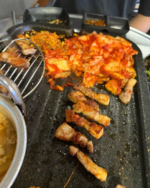 불판 한가득 구워지고 있는 삼겹살