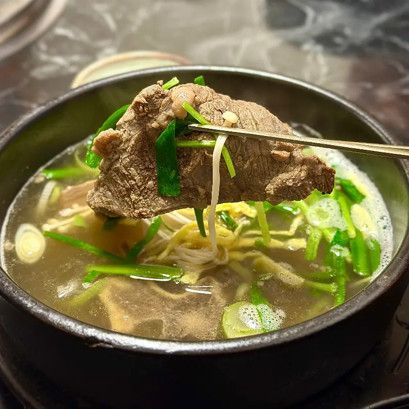 큼지막한 갈빗대가 들어간 상감 한우탕