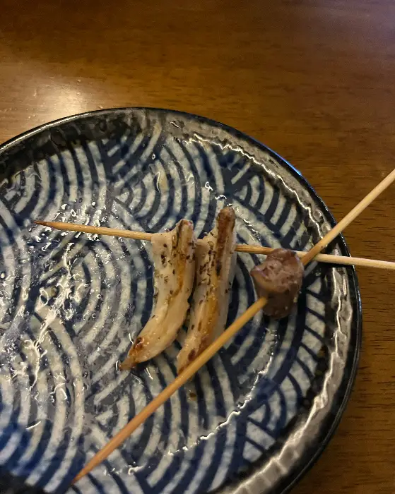 접시에 담긴 닭 연골 꼬치