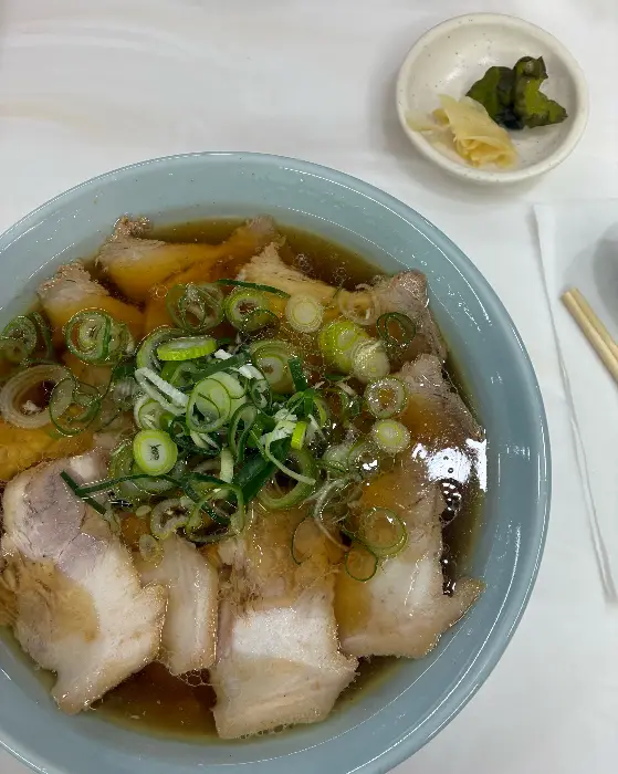 푸짐한 차슈와 파가 얹혀 있는 짱케 라멘