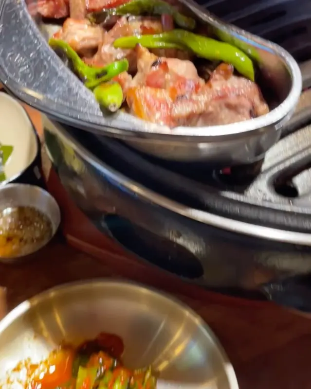 잘 구워진 고기와 찌개