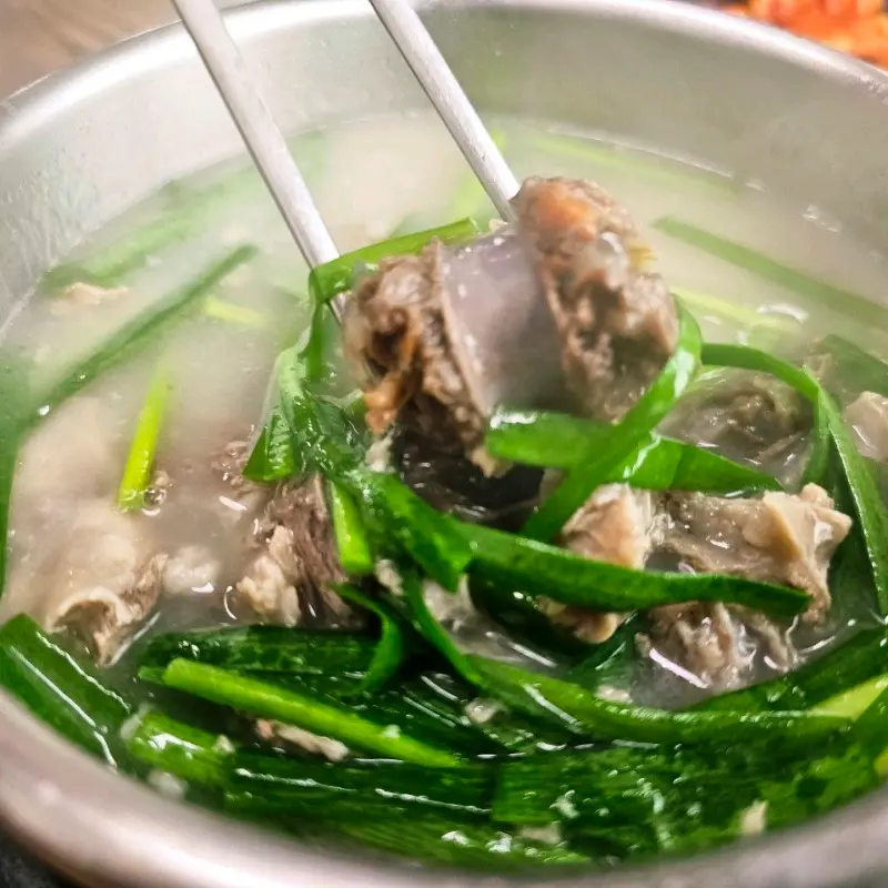 큼지막한 머릿고기가 들어있는 순대국밥