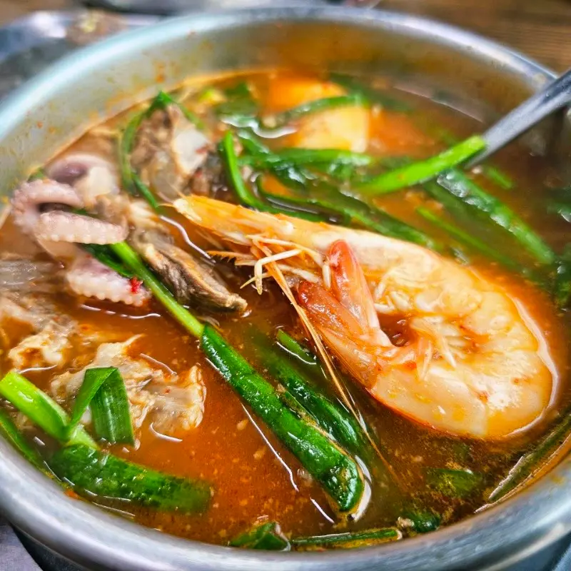 해산물이 푸짐하게 들어간 해물 순대국