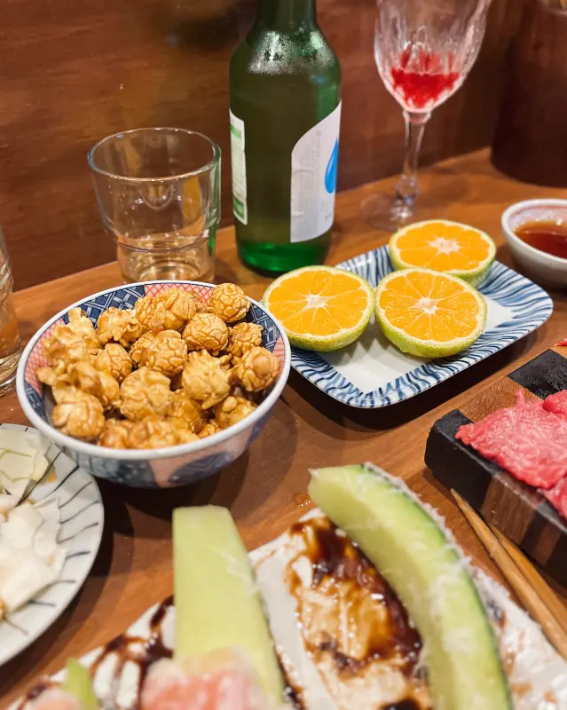 상큼한 오렌지가 곁들여진 하이볼