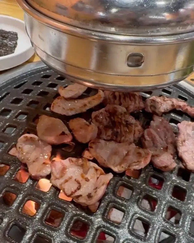 숯불 위에서 노릇하게 익어가는 뽈살