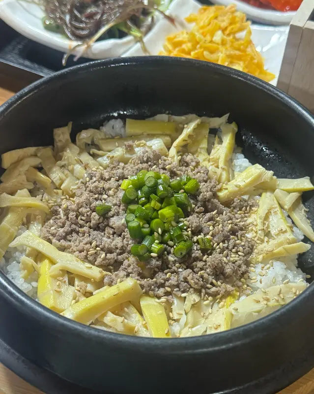 죽순이 듬뿍 들어간 죽순돌솥비빔밥