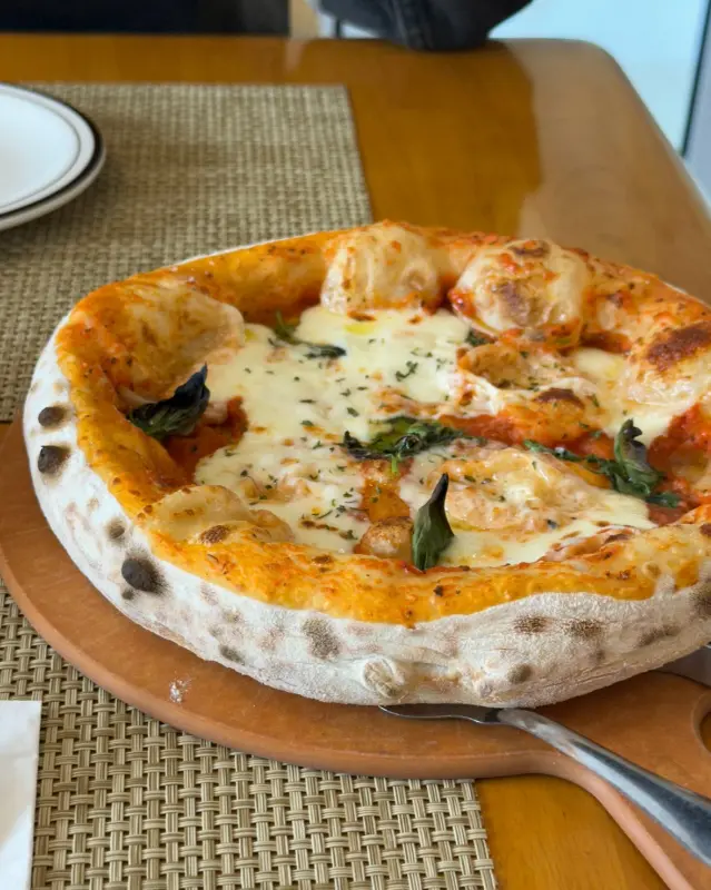 마르게리따 피자의 먹음직스러운 모습