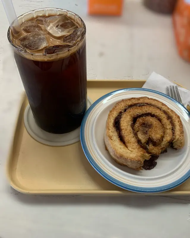 아메리카노와 시나몬롤 스콘