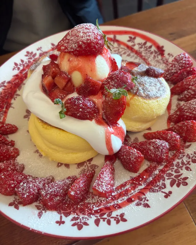 접시 가득 담긴 딸기 수플레