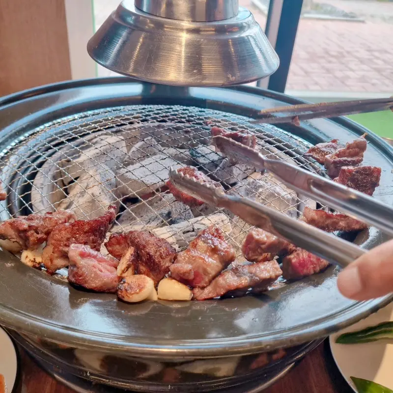 숯불 위에서 구워지는 소갈비살