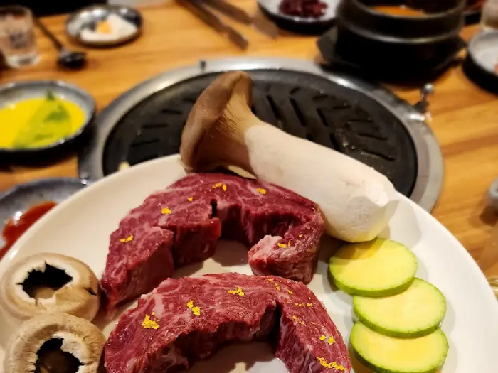 한우 덩어리와 버섯, 애호박 슬라이스