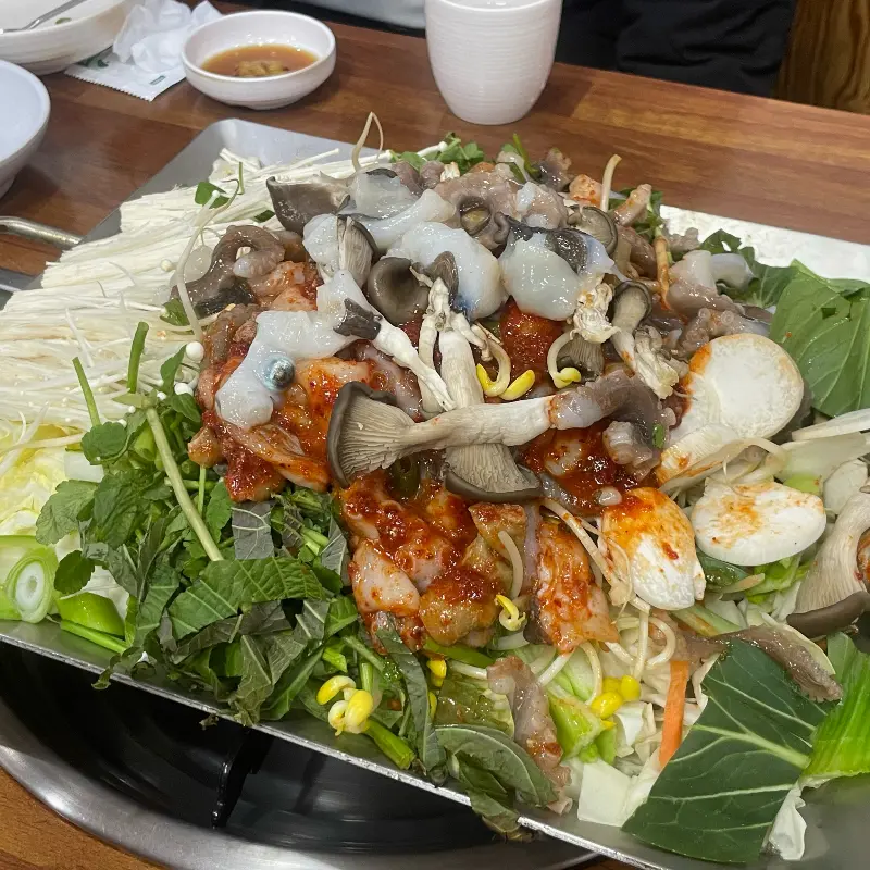 신선한 낙지와 푸짐한 채소의 만남