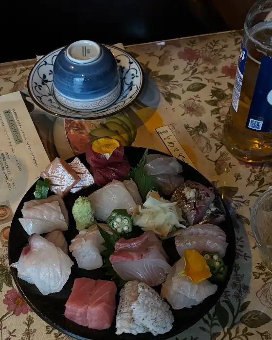 다양한 종류의 신선한 숙성회 모듬