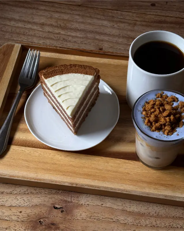 당근케이크와 라떼 한 상 차림