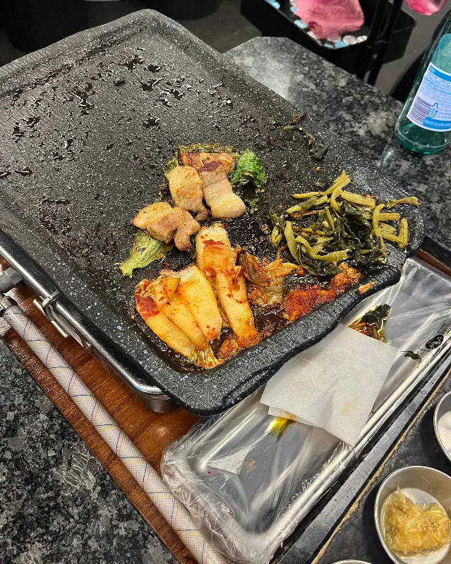 구워진 고기와 김치