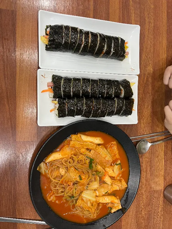 두 줄의 김밥과 떡볶이