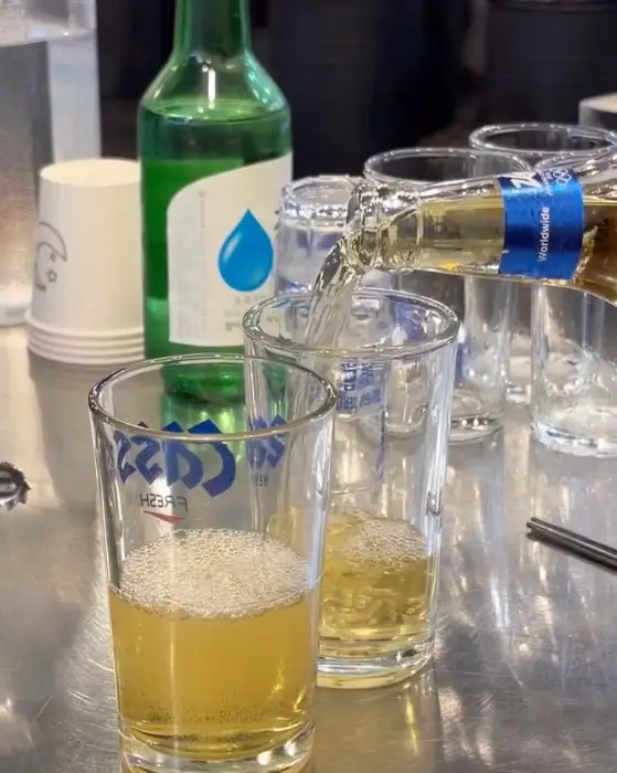 소주잔에 따라지는 맥주