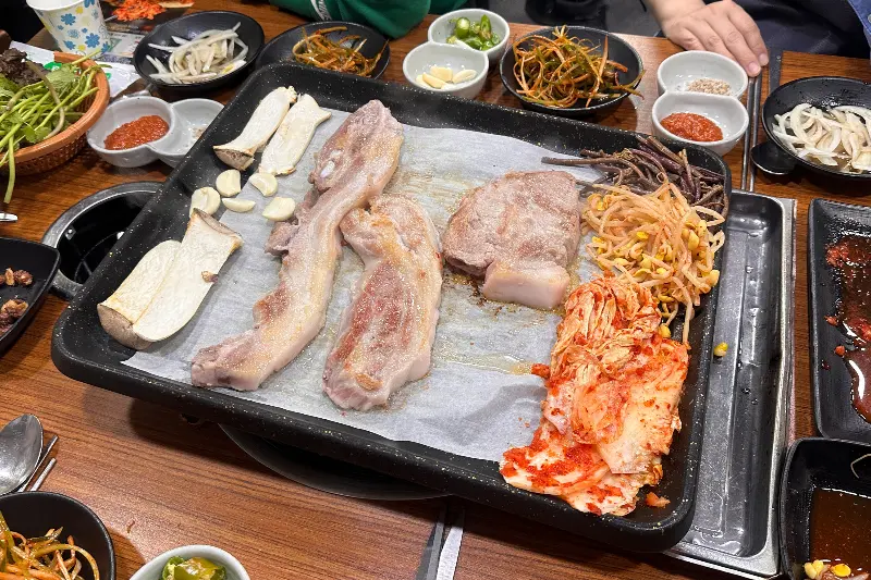 불판 가득 차려진 풍성한 한 상