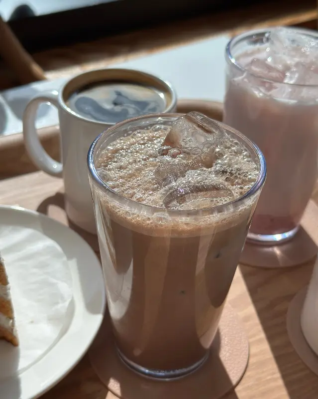 아몬드 크림 라떼와 커피