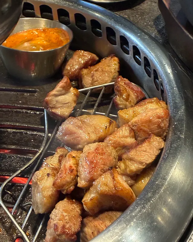 돌담흑돼지 구워진 모습