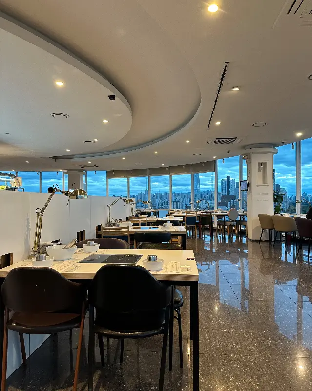 넓은 홀에는 테이블이 넉넉하게 배치되어 있다.