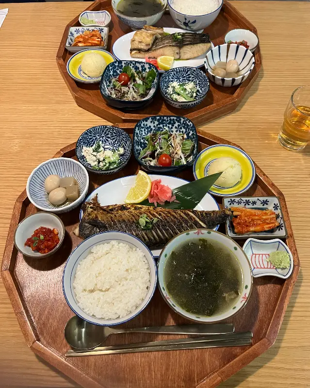 고등어구이와 다양한 밑반찬들이 조화롭게 담긴 한상차림
