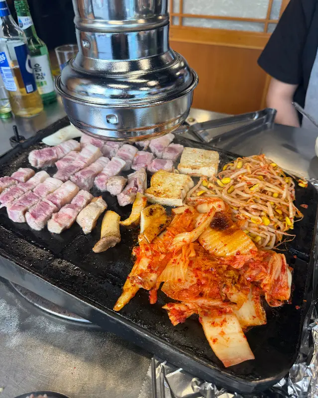 돌판 위에 펼쳐진 맛있는 볶음밥