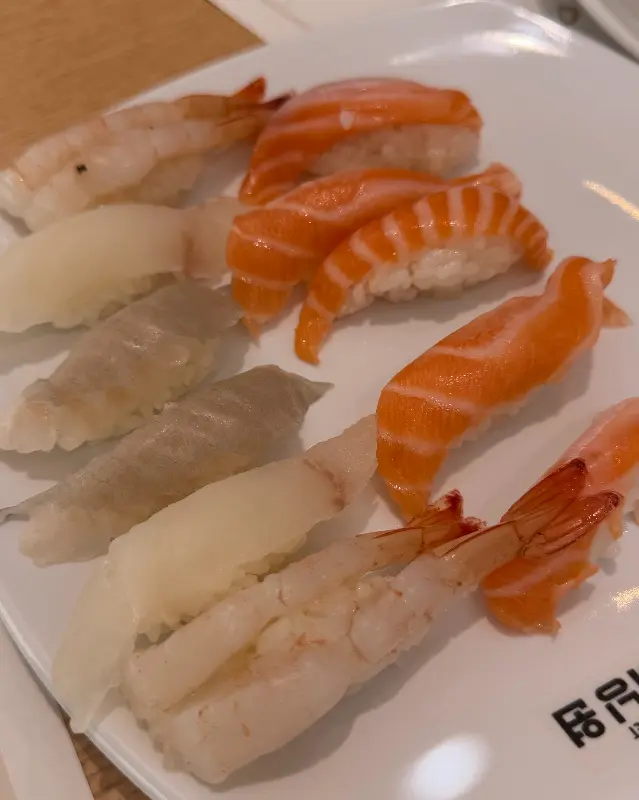신선한 연어, 새우 초밥