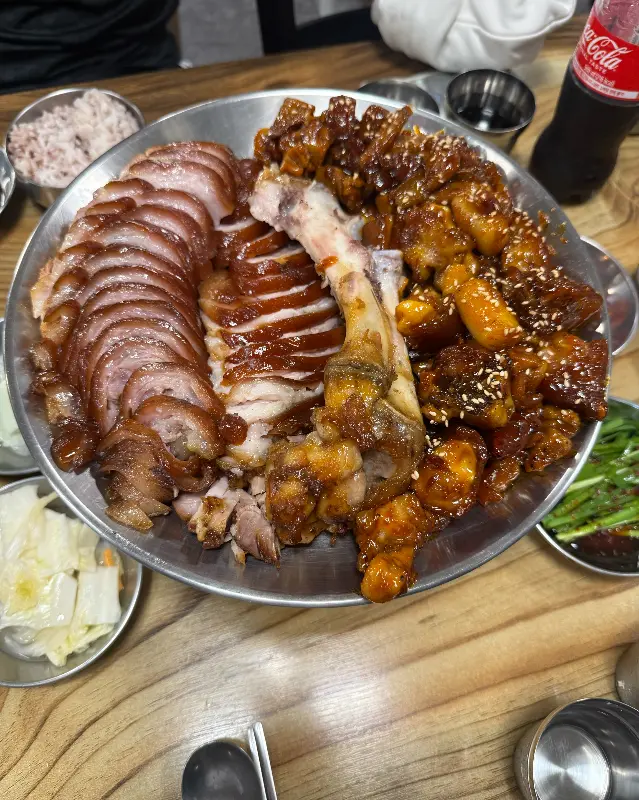 푸짐한 반반족발 한상차림