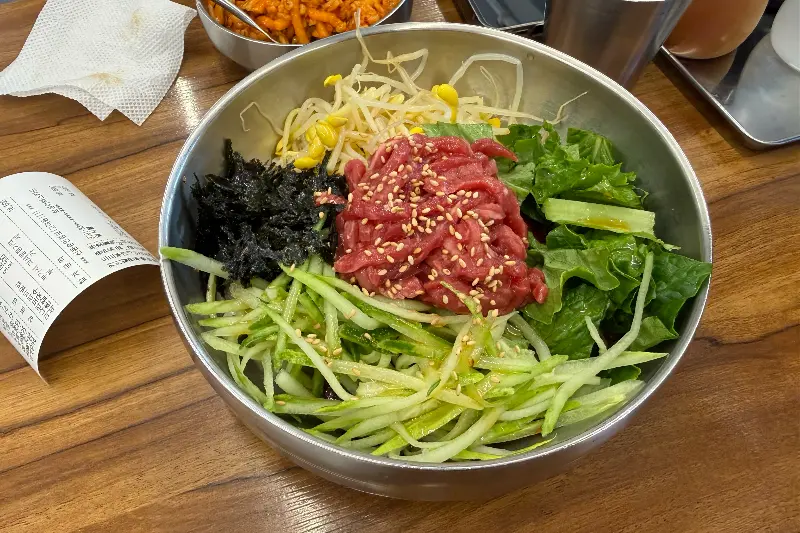 다채로운 색감과 신선함이 느껴지는 육회비빔밥
