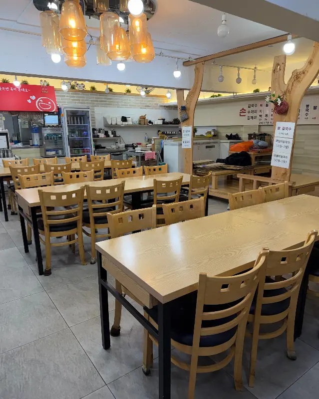 넓고 깔끔한 매장 내부