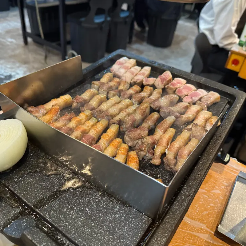 불판 위의 삼겹살