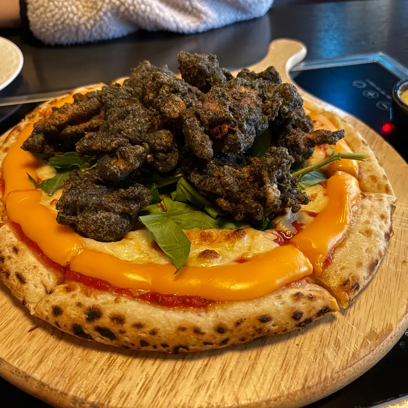 화덕 볼케이노 피자의 먹음직스러운 비주얼