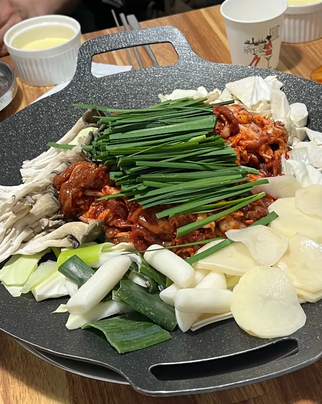 매콤한 양념에 버무려진 오리불고기의 클로즈업